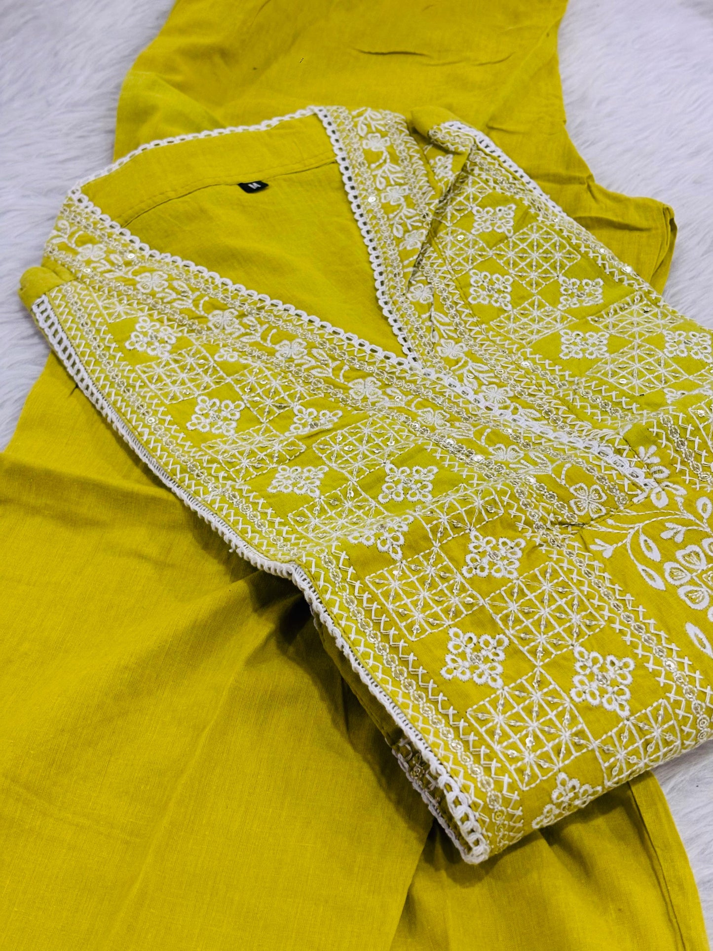 chikankari kurtipant suit